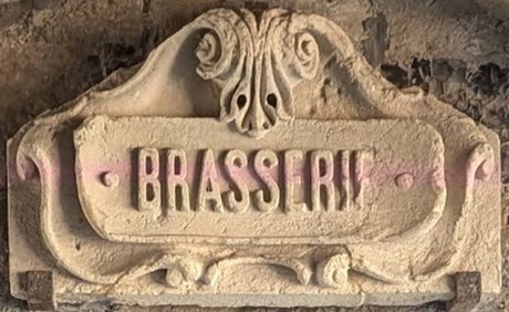 La pierre sculptée Brasserie, vestige de la dernière brasserie du Tréport